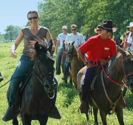 Serendipity Costa Rica horseback riding in a Cabalgata